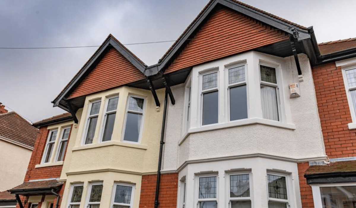 Semi-detached house with bay windows